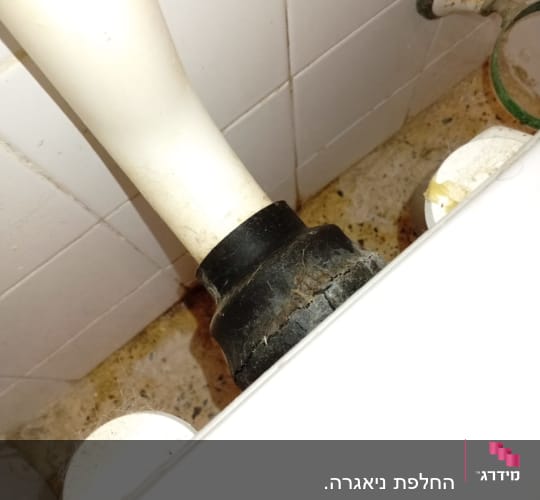 צינור מים עם חלודה על הקיר